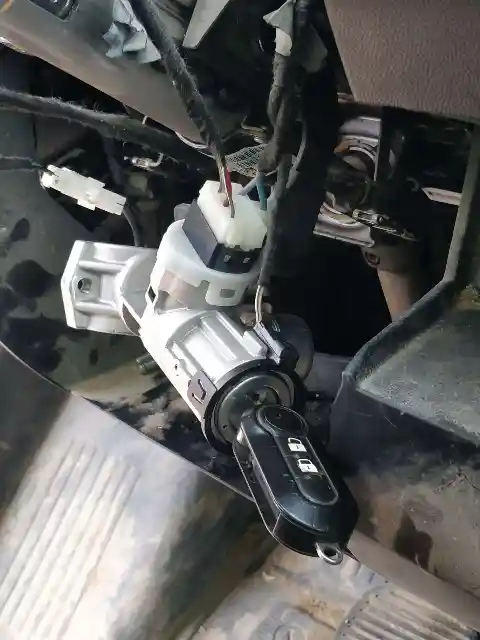 Canadian Locksmiths automotive locksmith on-site in LaSalle Ontario N9H